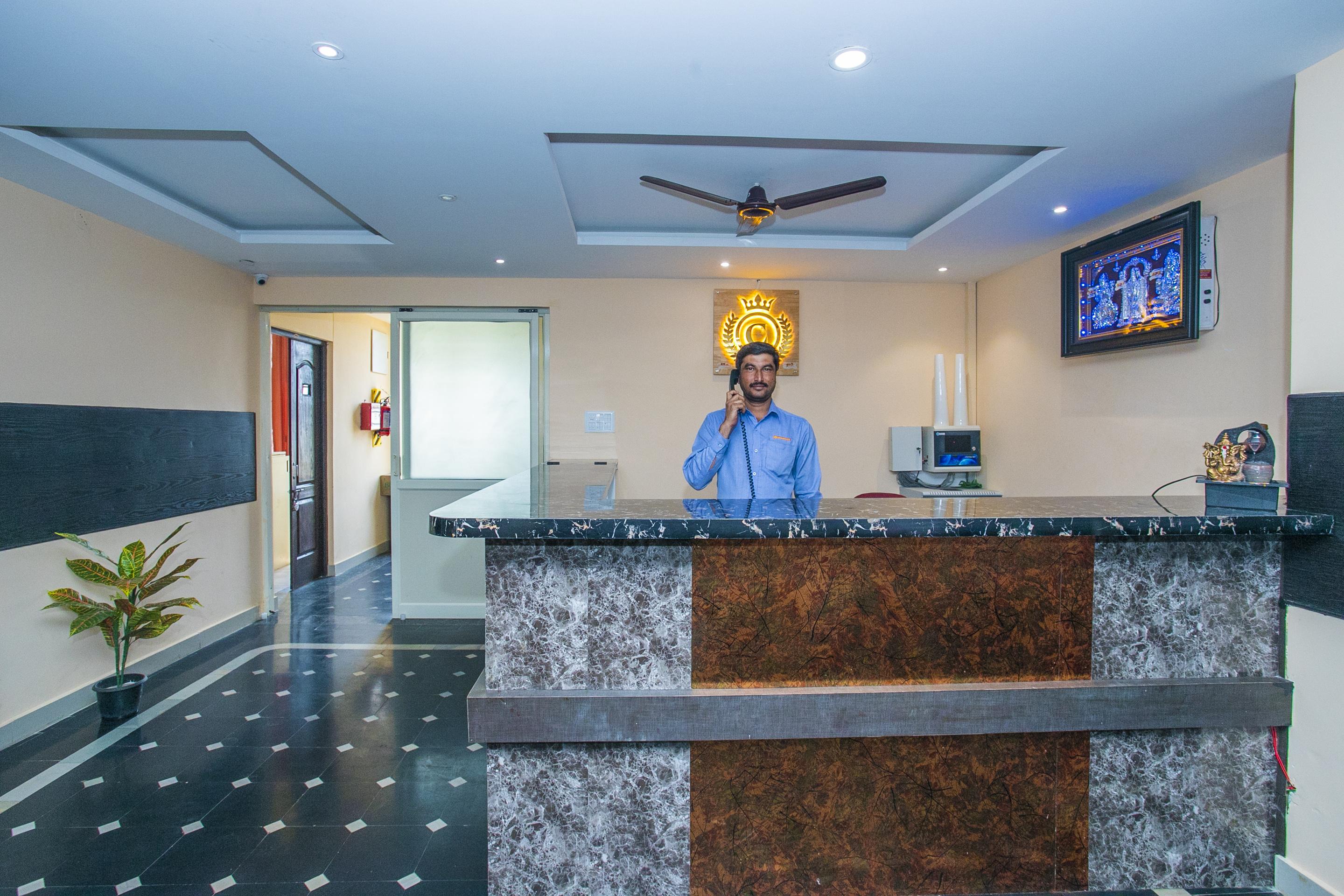 Oyo 22837 Chairmen'S Hotel Бангалор Экстерьер фото