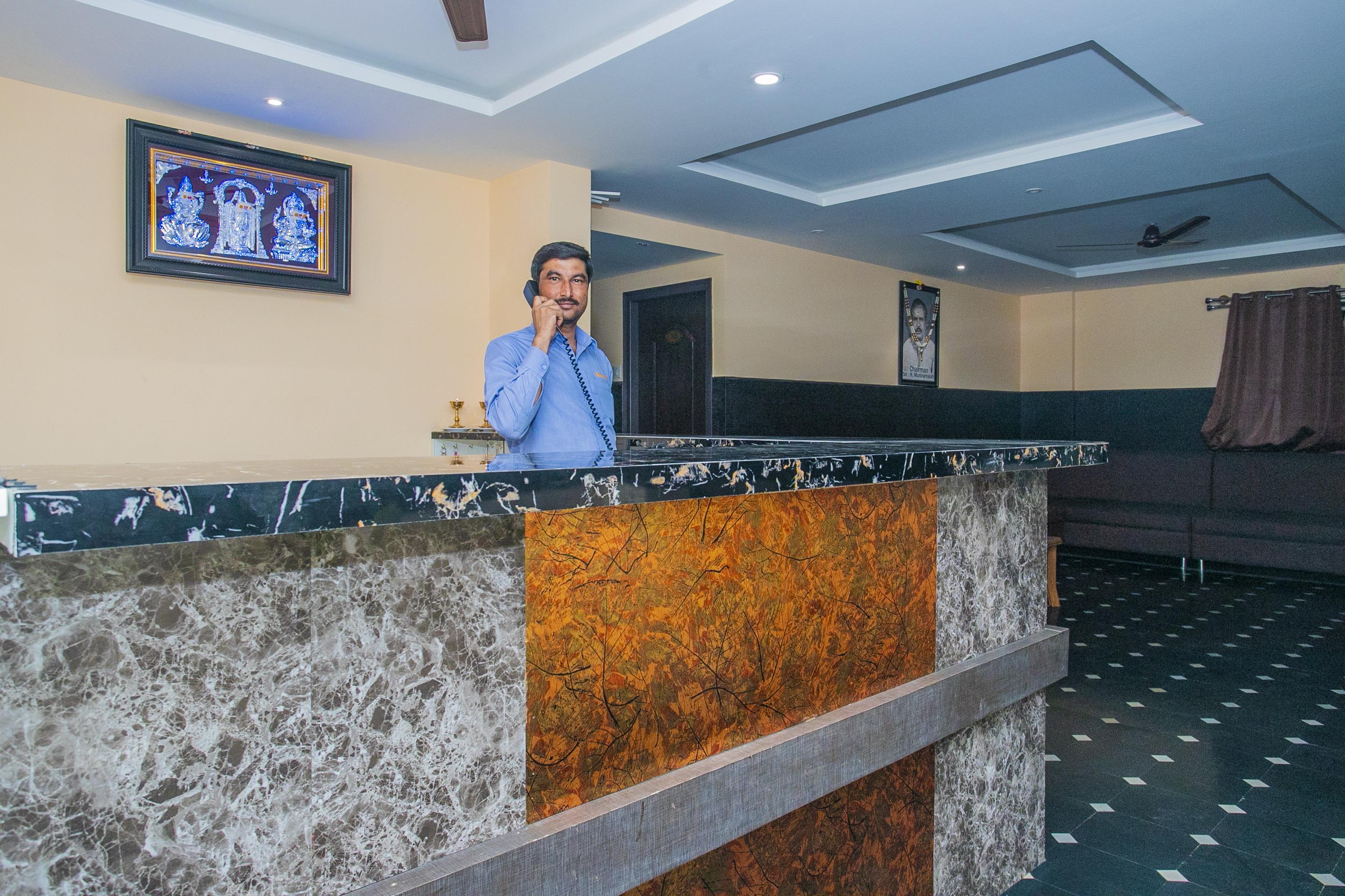 Oyo 22837 Chairmen'S Hotel Бангалор Экстерьер фото